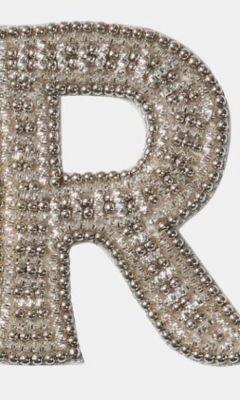 Broche R