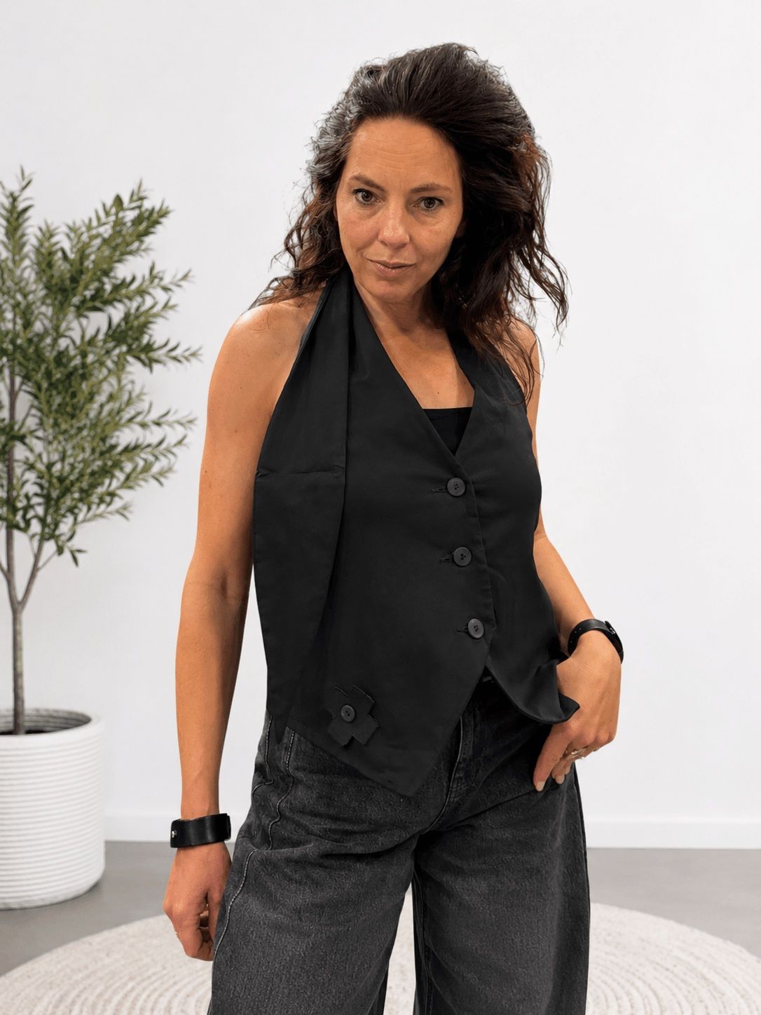 Tie neck vest black